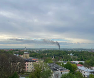 Poważny pożar domu w Ostrowcu Świętokrzyskim. Jedna osoba ranna, trwa akcja strażaków
