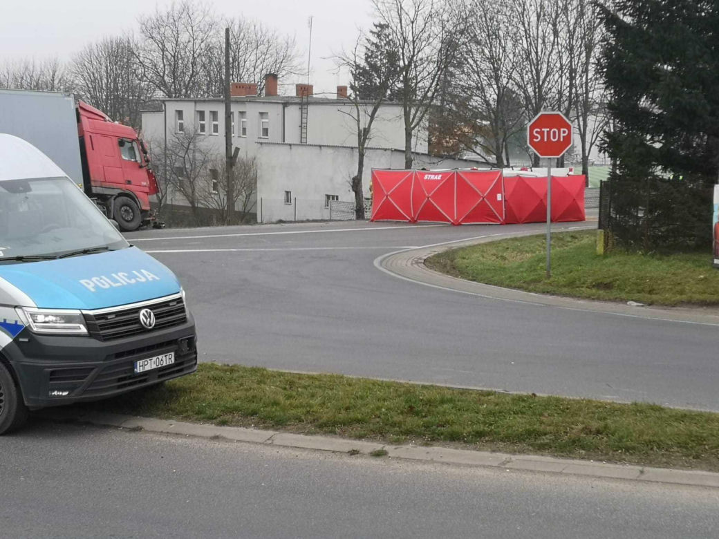 Śmiertelny wypadek na drodze krajowej. Poważne utrudnienia po zderzeniu osobówki z ciężarówką