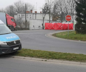 Śmiertelny wypadek na drodze krajowej. Poważne utrudnienia po zderzeniu osobówki z ciężarówką