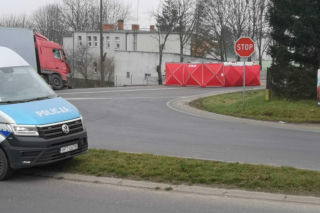 Śmiertelny wypadek na drodze krajowej. Poważne utrudnienia po zderzeniu osobówki z ciężarówką