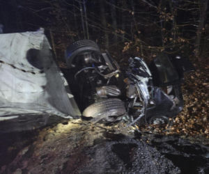 Urwała mu się naczepa i zmiażdżyła osobówkę. Kierowca powędruje do więzienia