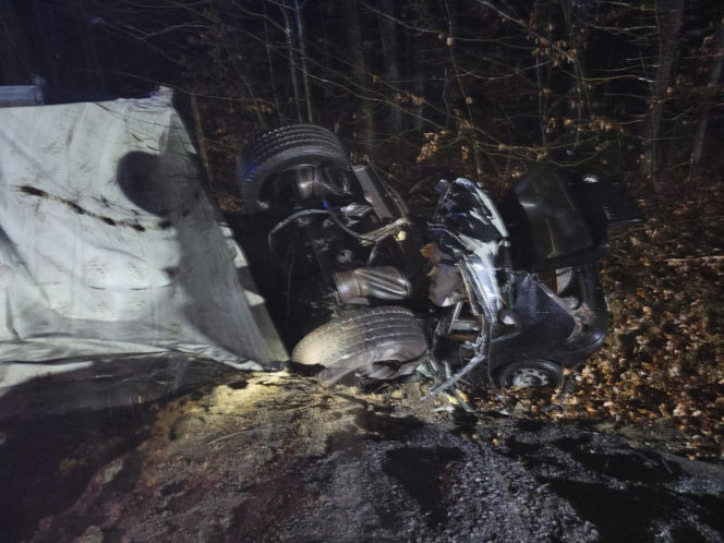 Urwała mu się naczepa i zmiażdżyła osobówkę. Kierowca powędruje do więzienia