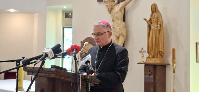 Komunikat Nuncjatury został odczytany przez biskupa diecezjalnego Krzysztofa Zadarkę podczas spotkania Rady Kapłańskiej w Centrum Edukacyjno-Formacyjnym w Koszalinie.