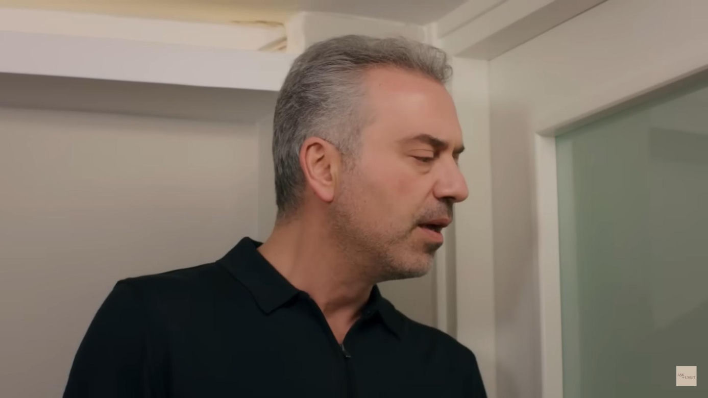 Bülent nie pozwoli jej opuścić pokoju