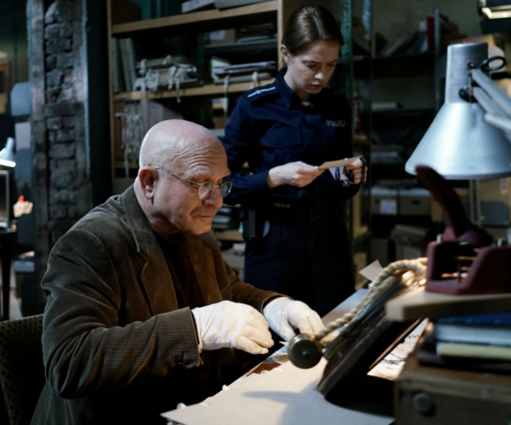 Archiwista odc. 1. Zuzanna Wasiluk (Paulina Gałązka), Henryk Mikos (Henryk Talar)