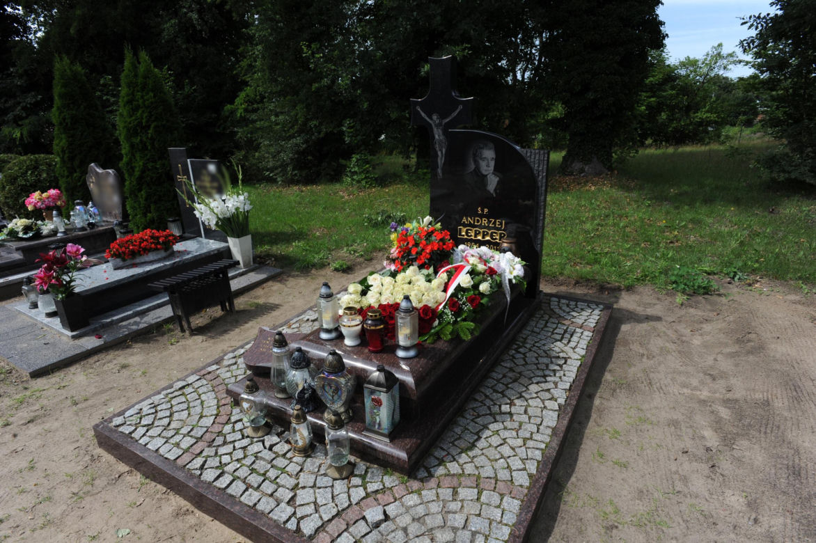 Rocznica tragicznej śmierci Andrzeja Leppera. Oto, jak wygląda jego grób 12 lat od śmierci