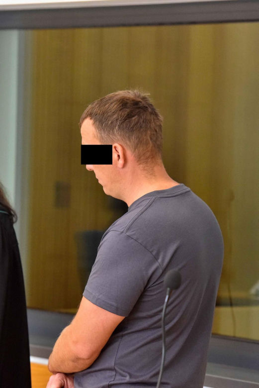 Zabił 69-letnią kobietę, a jej córkę w ciąży ciężko ranił. W sądzie był wyluzowany i uśmiechnięty