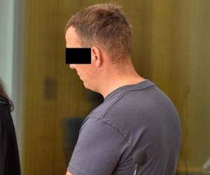 Zabił 69-letnią kobietę, a jej córkę w ciąży ciężko ranił. W sądzie był wyluzowany i uśmiechnięty