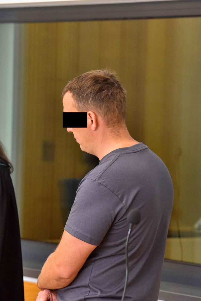 Zabił 69-letnią kobietę, a jej córkę w ciąży ciężko ranił. W sądzie był wyluzowany i uśmiechnięty