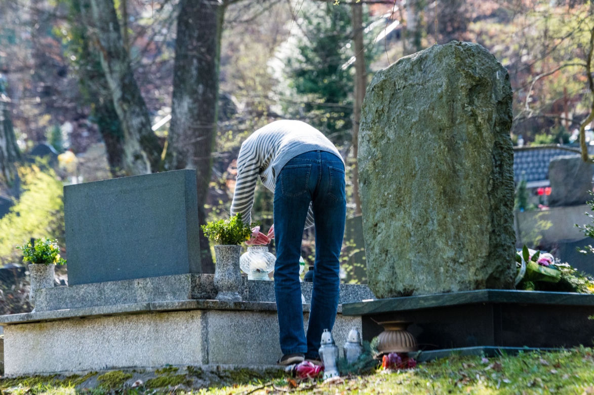 Koronawirus w Trójmieście. Zamiast po parku, plaży czy lesie ludzie spacerują po cmentarzach