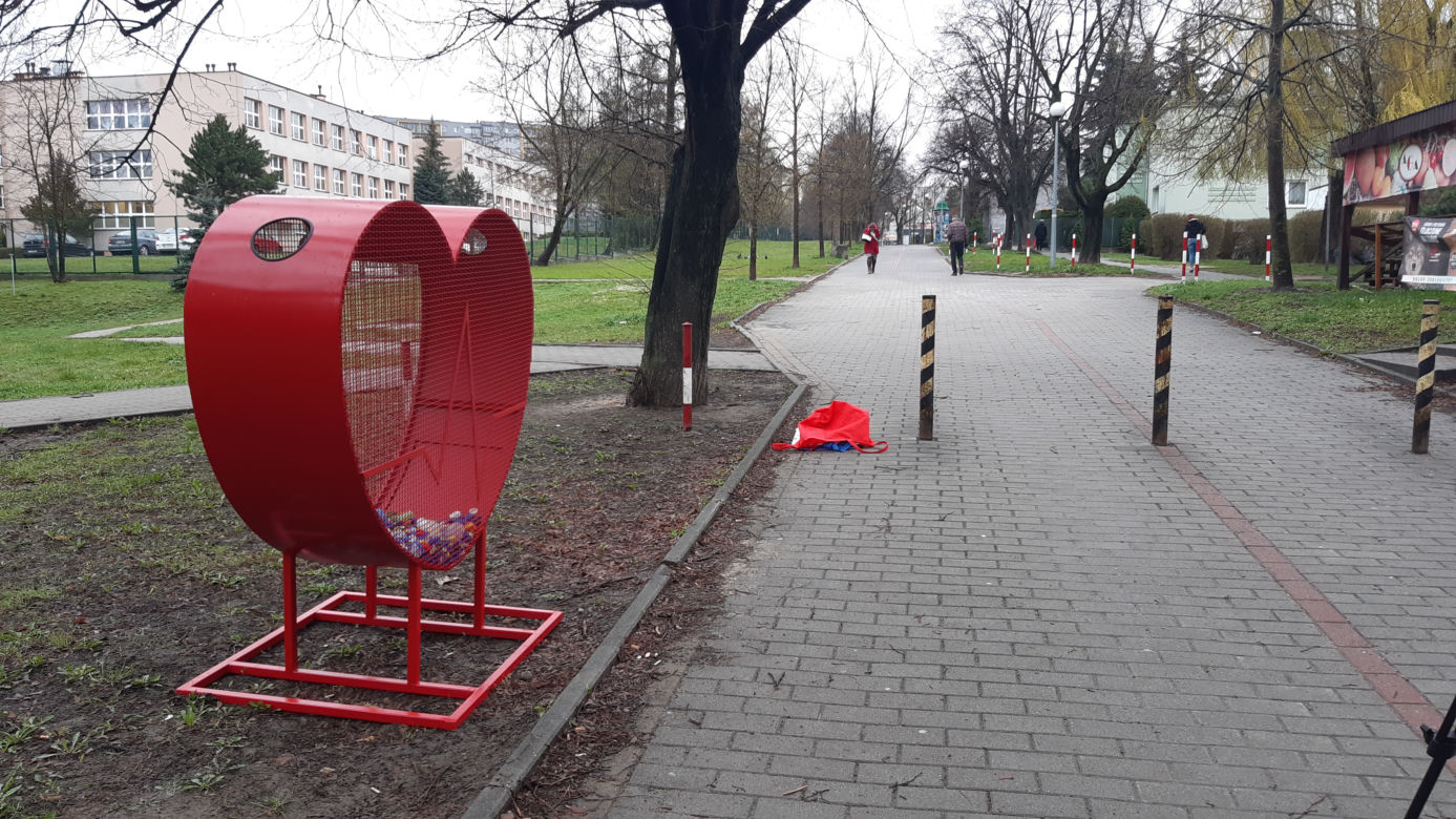 Więźniowie stworzyli ogromne metalowe serce na nakrętki. Zobacz zdjęcia!