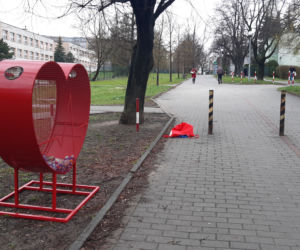 Więźniowie stworzyli ogromne metalowe serce na nakrętki. Zobacz zdjęcia!