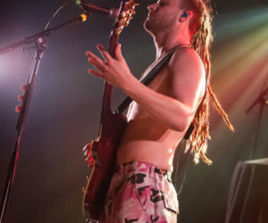 Skrupulatnie wyreżyserowany groteskowy spektakl okraszony nutą surrealizmu – Avatar zawładną Warszawą [RELACJA]