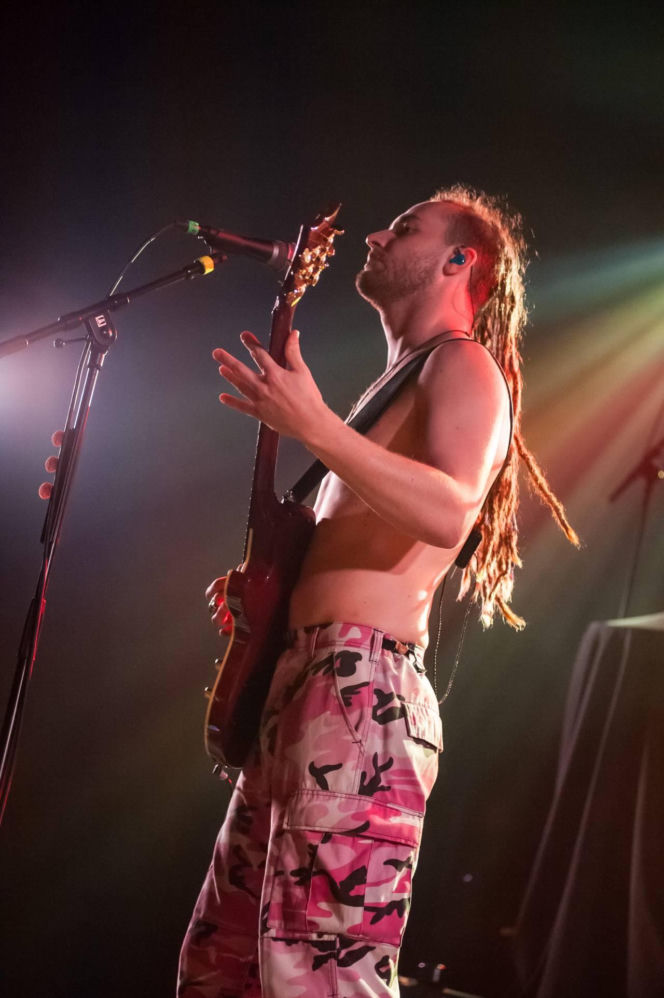 Skrupulatnie wyreżyserowany groteskowy spektakl okraszony nutą surrealizmu – Avatar zawładną Warszawą [RELACJA]