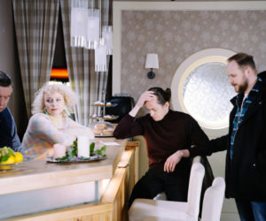 Na Wspólnej odc. 3296. Beata (Katarzyna Ptasińska), Paweł (Grzegorz Kwiecień), Emil (Piotr Ligienza), Włodek Zięba (Mieczysław Hryniewicz)