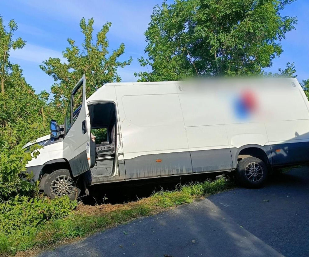 Wjechał firmowym busem do rowu. Kierowca pijany