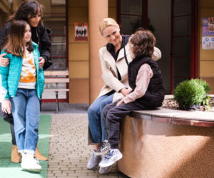 Na Wspólnej odc. 3302. Iza (Anna Korcz), Ilona Zdybicka (Anna Samusionek), Wiktorek (Kajetan Borowski), Klementynka (Julia Kostow)