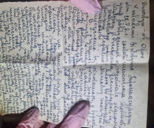 Pod podłogą mieszkania na Saskiej Kępie znajdowała się skytka z dokumentami i prywatnymi rzeczami z czasów okupacji