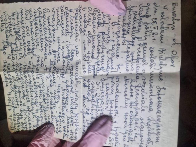 Pod podłogą mieszkania na Saskiej Kępie znajdowała się skytka z dokumentami i prywatnymi rzeczami z czasów okupacji