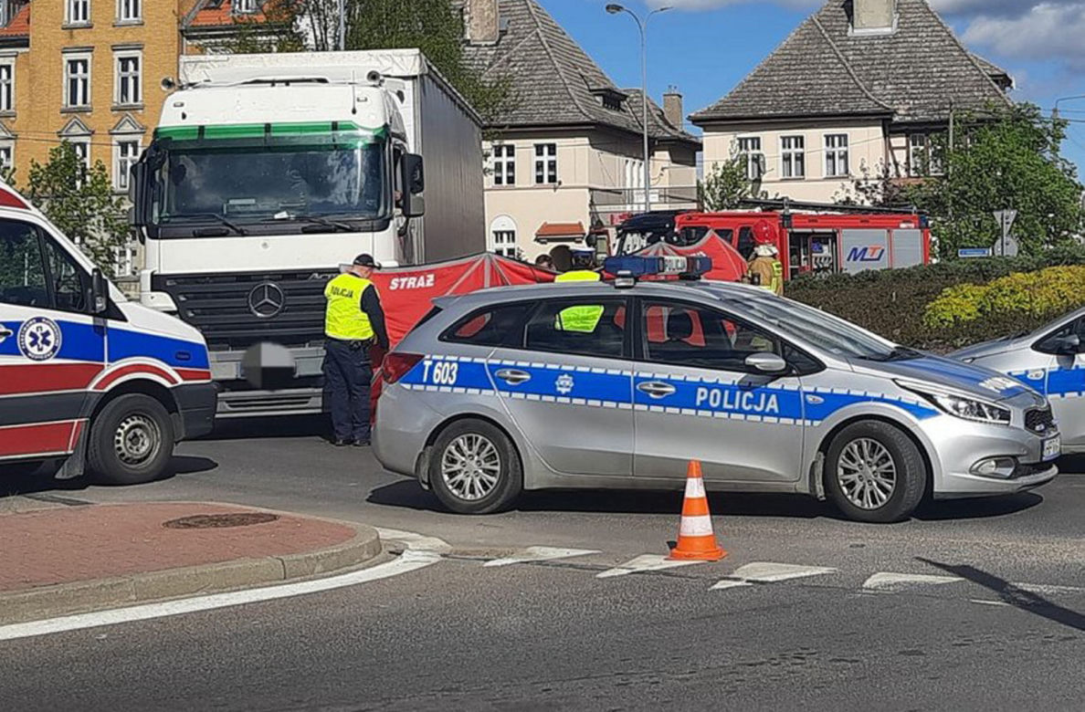 Tir ciągnął za sobą kobietę! Makabryczny wypadek w Mrągowie [ZDJĘCIA].