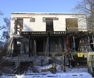 Kaczyńskiego nie ma w domu, a sąsiedzi rozwalają ściany