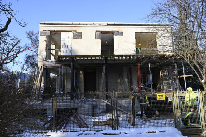 Kaczyńskiego nie ma w domu, a sąsiedzi rozwalają ściany