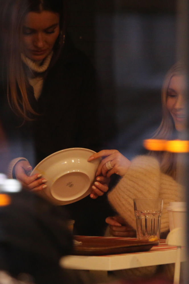 Joanna Krupa z siostrą Martą. Zjadły w mlecznym i poszły po patelnię