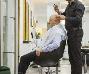 Paweł Kowal u fryzjera