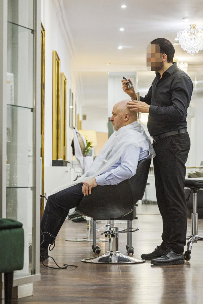 Paweł Kowal u fryzjera
