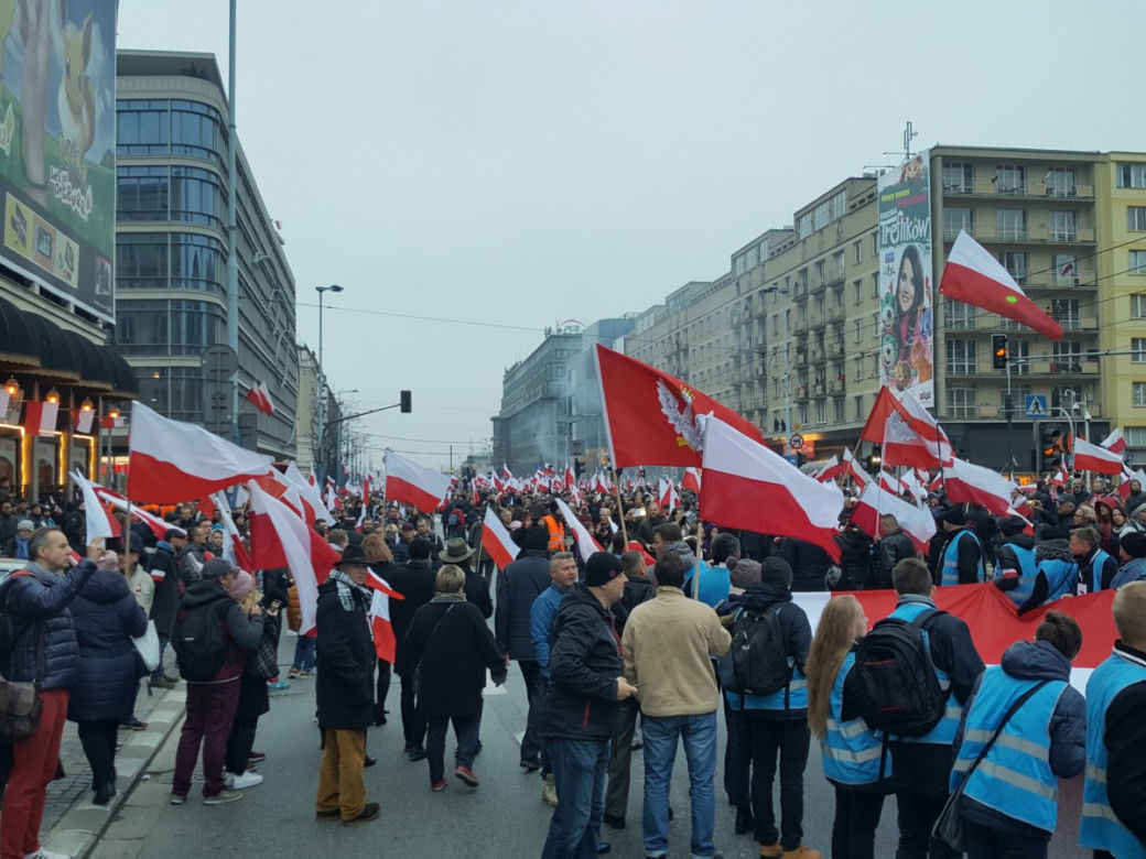 Biało-czerwony marsz na ulicach Warszawy
