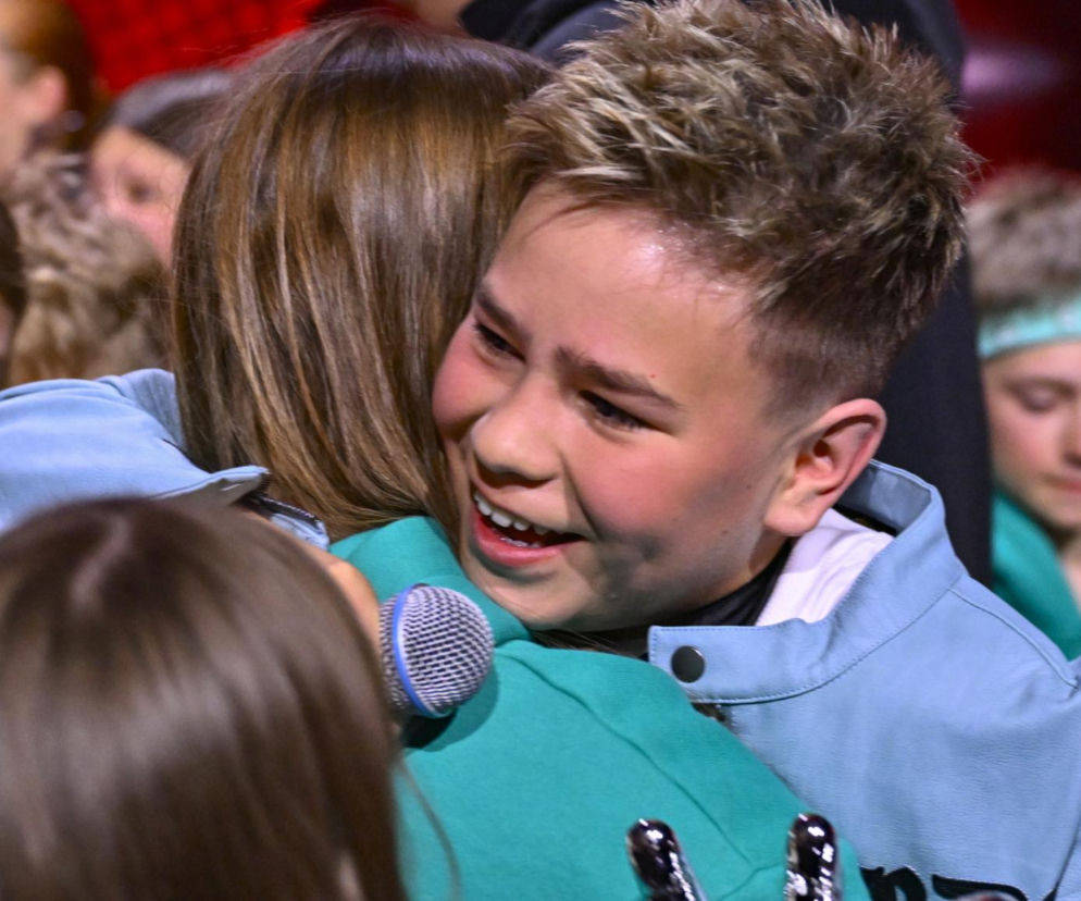 Uśmiechnięty Wiktor Sas ściska inną osobę po wygranej w The Voice Kids. O Eurowizji Junior 2026 przeczytasz na Eska2.