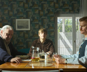 Wojna zastępcza. Artur (Mateusz Więcławek), dziadek (Andrzej Grabowski), ojciec (Jakub Snochowski)