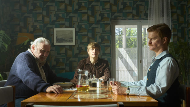 Wojna zastępcza. Artur (Mateusz Więcławek), dziadek (Andrzej Grabowski), ojciec (Jakub Snochowski)