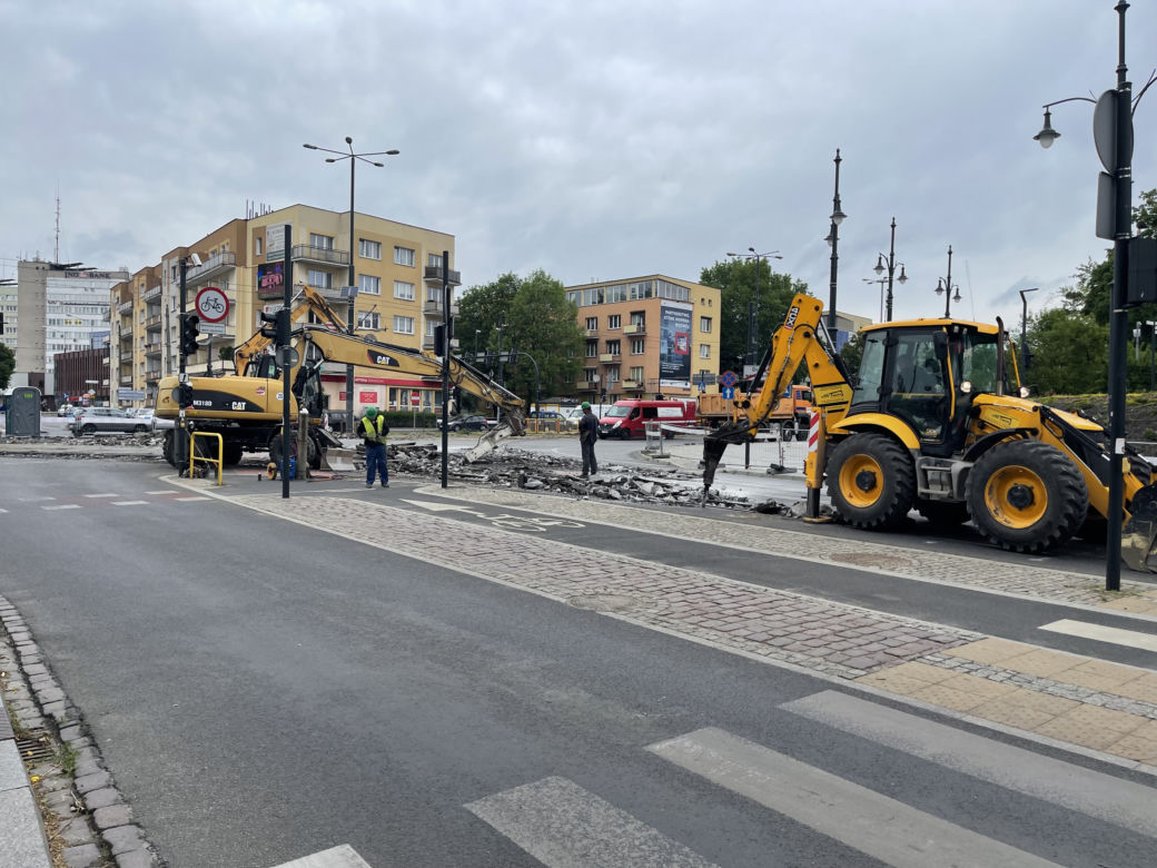 Prace remontowe w rejonie placu NOT w Toruniu. Zdjęcia z centrum miasta