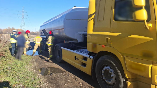 Na DK 50 nieszczelna cysterna przewoziła benzynę z Litwy na Ukrainę