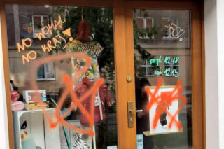 Warszawa: Nazistowskie symbole na placu na Bielanach. Zniszczone sklepy! [GALERIA]