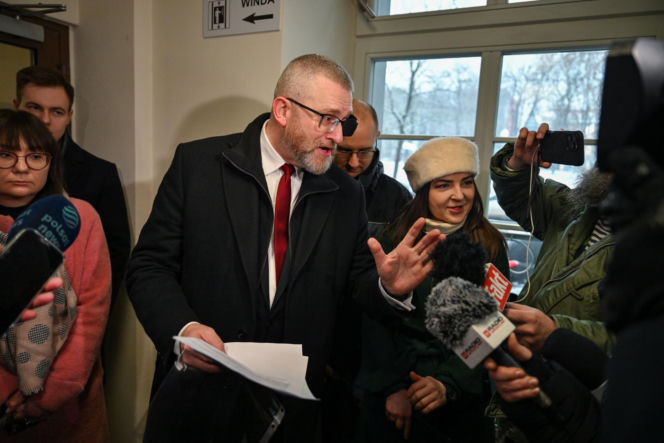 Grzegorz Braun pojawił się w prokuraturze. Nie otrzymał żadnych zarzutów