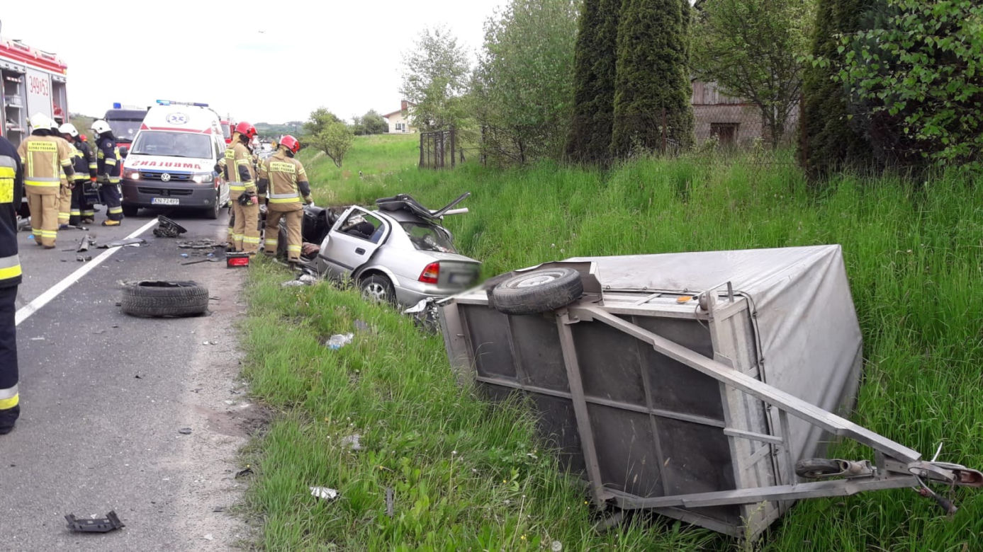 Koszmarny wypadek w Łososinie Dolnej. Strażacy rozcinali zmasakrowanego opla