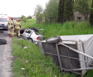 Koszmarny wypadek w Łososinie Dolnej. Strażacy rozcinali zmasakrowanego opla