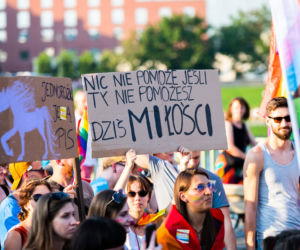 Marsz Równości w Krakowie - tłumy na wydarzeniu pod hasłem Zaczerpnąć tchu.