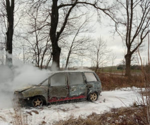 Pietrasze. Samochód osobowy stanął w płomieniach [ZDJĘCIA]