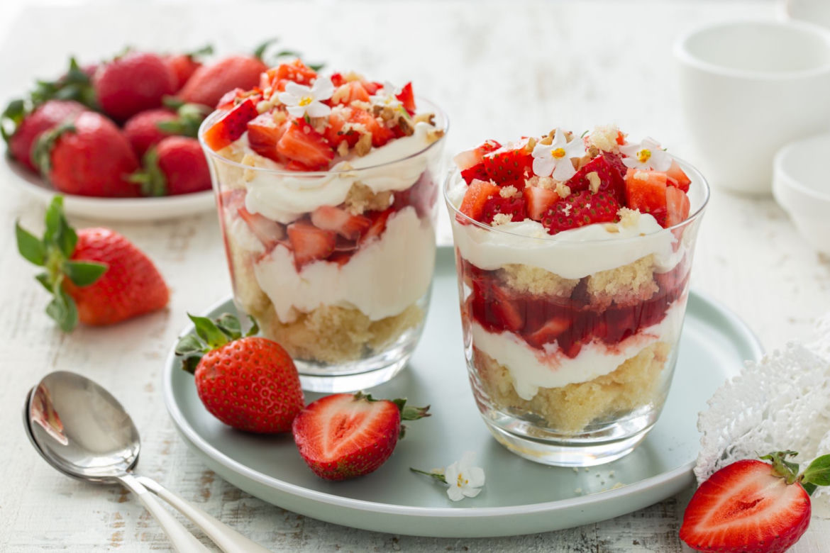 Trifle z owocami. Przepis na angielski deser jak z najlepszej cukierni