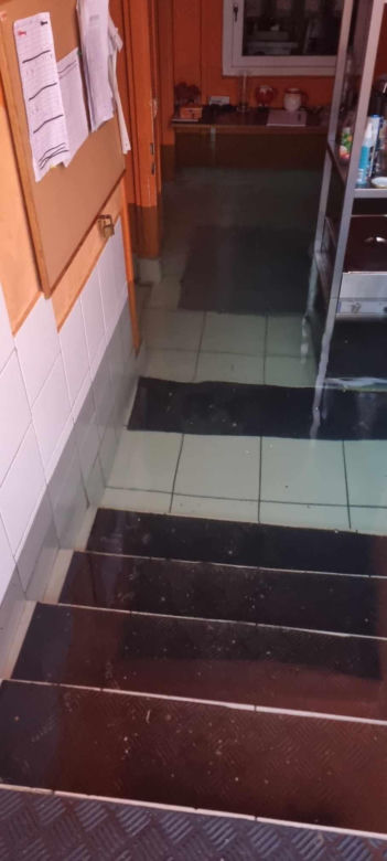 Zalana wodą restauracja w centrum Rybnika 