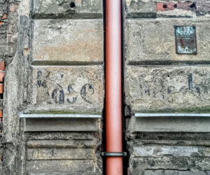 Kamienica przy ul. Kaszubskiej odzyskuje dawny blask