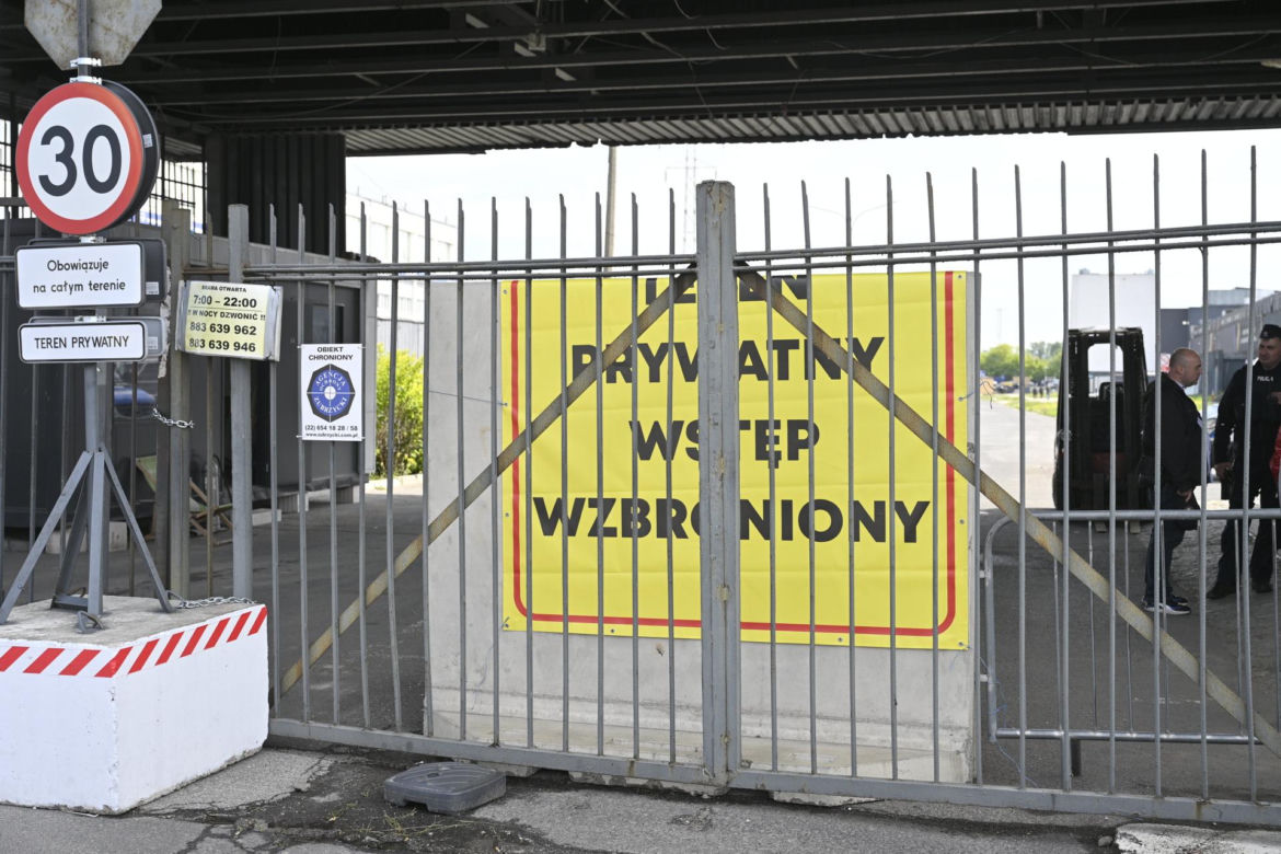 Komornicy na Modlińskiej. Nerwowe starcie przy hali na Białołęce. Ostry konflikt kupców z zarządcą hali
