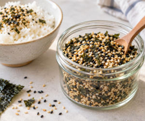 Sezam, nori i szczypta soli. Domowe furikake podkręca nawet zwykłe jajko