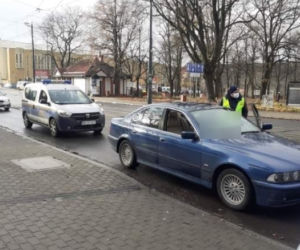 Olsztyn. Nieprzytomny 36-latek za kierownicą. Straż miejska znalazła przy nim susz roślinny