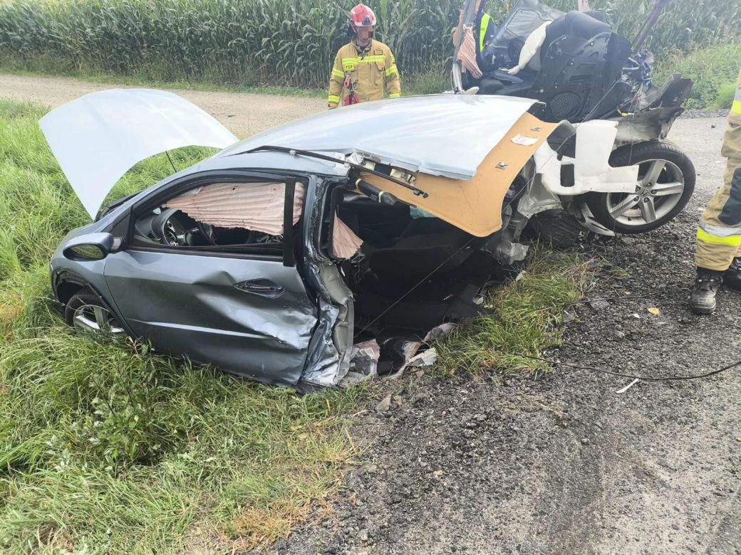 Żerdziny. Honda rozpadła się na pół w czasie wypadku. Trzy osoby ranne [ZDJĘCIA].