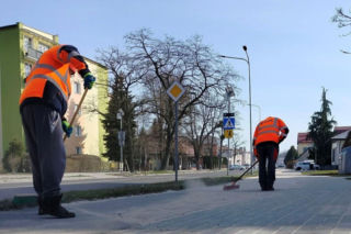 Sprzątanie miasta po zimie