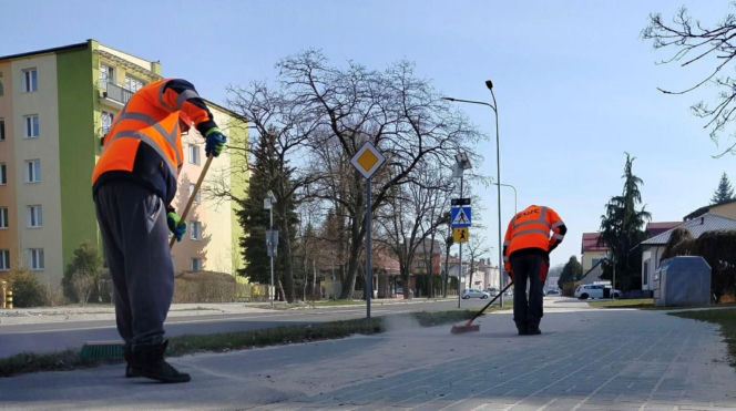 Sprzątanie miasta po zimie